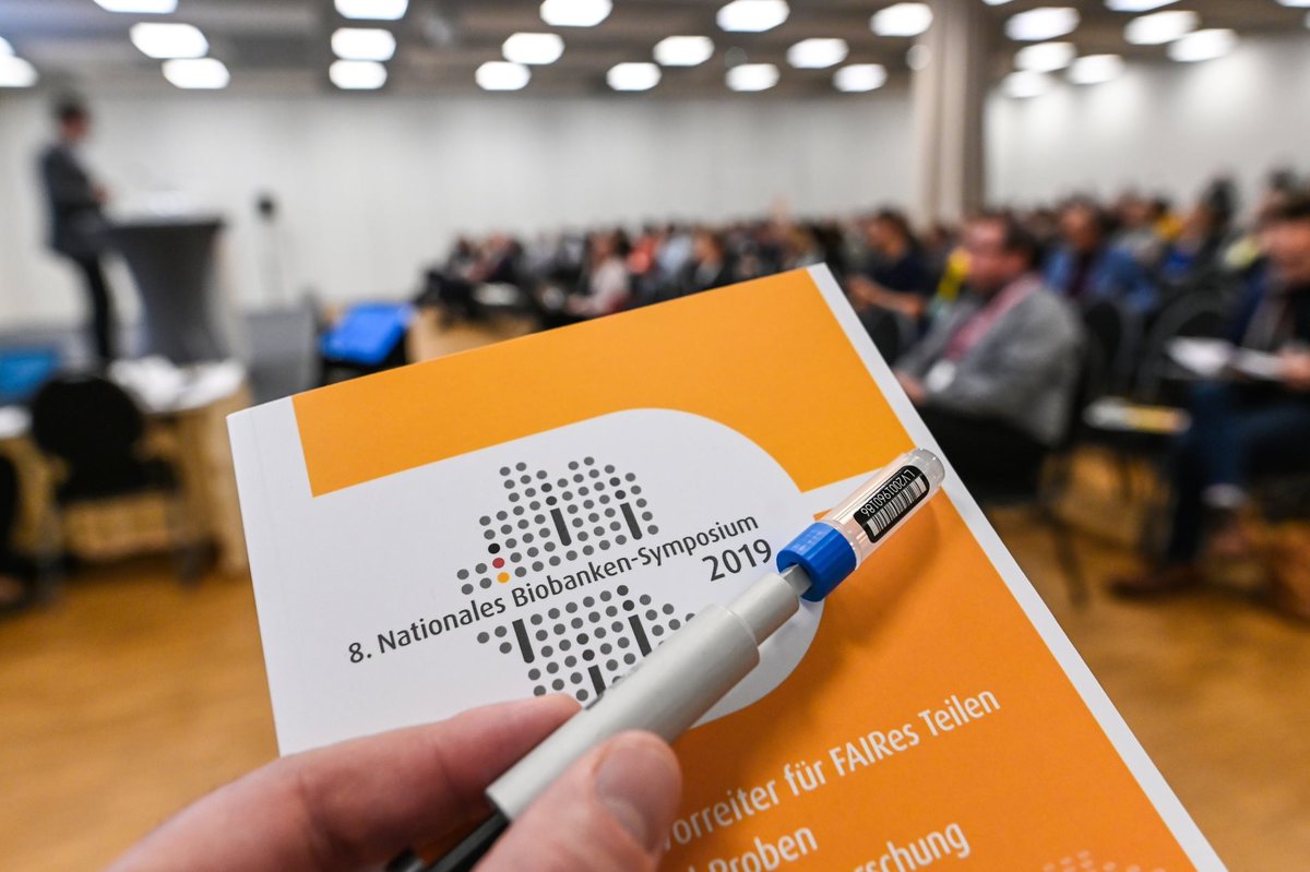 EuropHospital_D's tweet photo. #Biobanken an deutschen Universitäten haben in der letzten Dekade Standards für das Qualitätsmanagement und den Datenaustausch eingeführt und den Weg für die #Digitalisierung geebnet. @bbmri_de #Datennutzung https://t.co/QSL9FjGXOx https://t.co/tYmckaUZkS