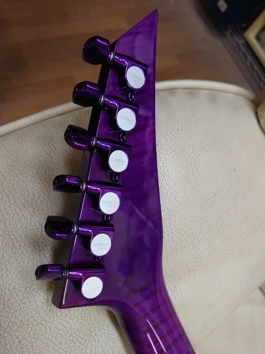 99.999%完成した我が家の紫ギターです。弦を含む95%以上が紫です