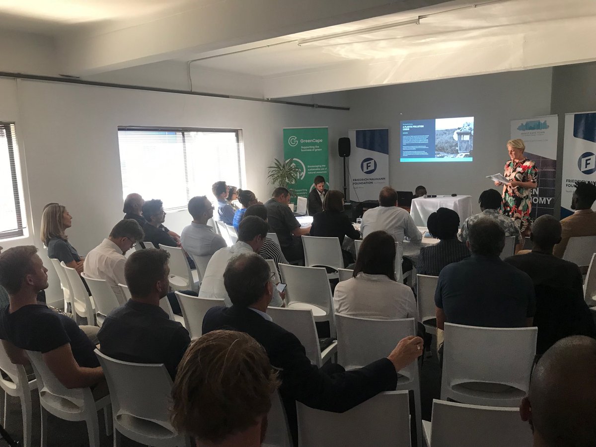 _BruceRaw_'s tweet image. Not even #loadshedding can slow down the @FNF_africa Green Pitch challenge at @thegreencape.
#batterybackup.  Big thanks to ⁦@MicrocareSolar⁩!