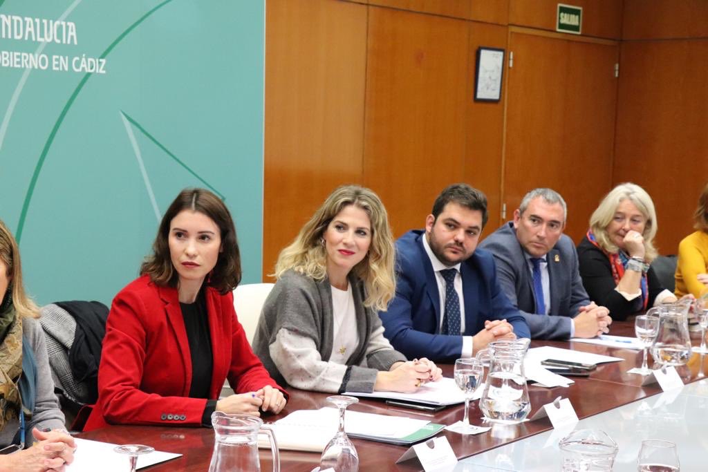 AnaMestrePP's tweet photo. Celebramos el Foro provincial de Inmigración de la @AndaluciaJunta. Llevaba desde mayo de 2.016 sin convocarse, ahora vamos a actualizar el Decreto que lo regula y vamos a trabajar con todas las entidades miembros para avanzar en la coordinación de las políticas migratorias. https://t.co/xcUjclqDRF
