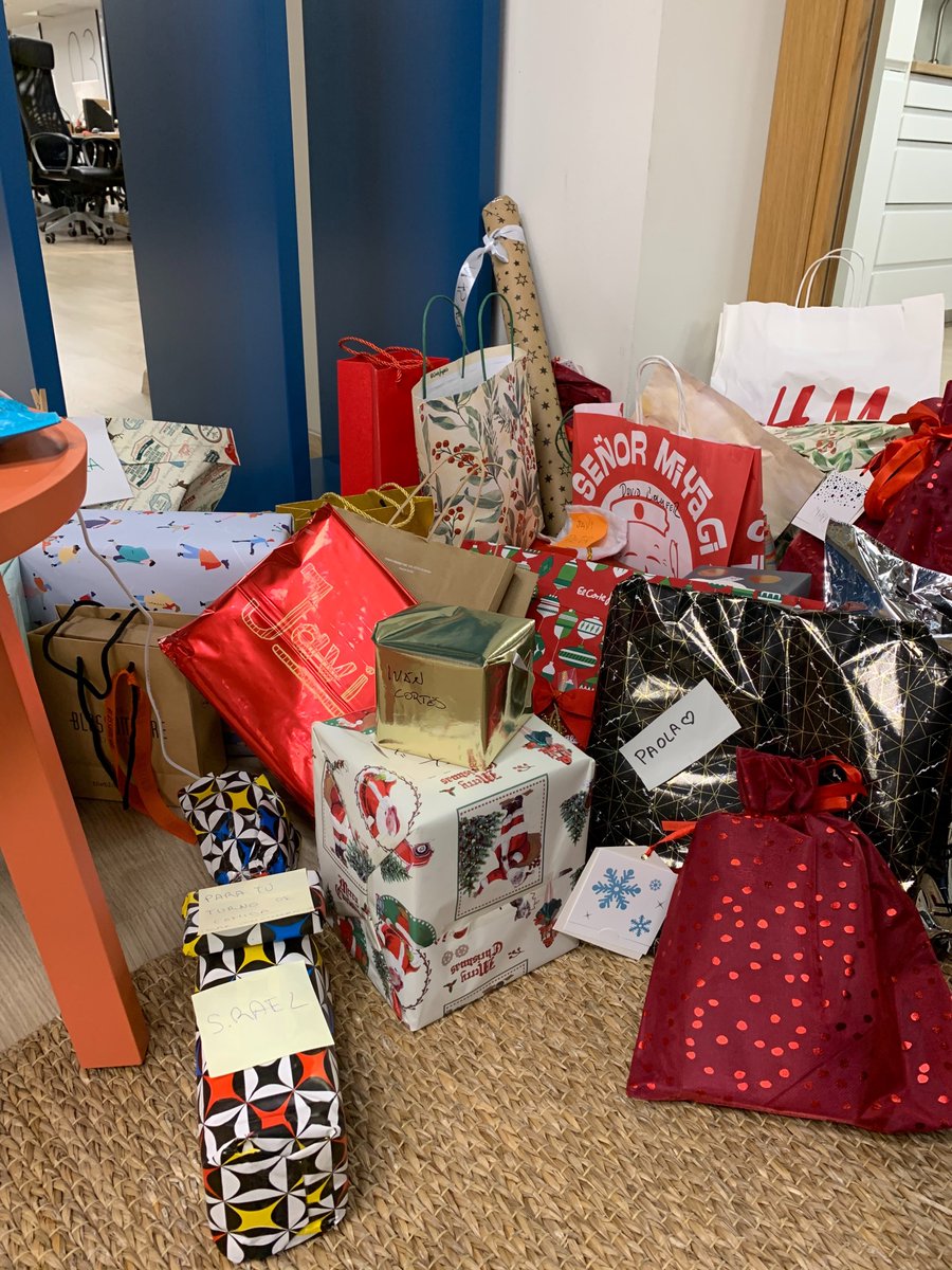 As Santa makes his way to town, Onestic has decided to kick off the Christmas celebrations with Save the Children and their Jumper day iniciative, what a fun way to help!!! #ChristmasJumperDay <a href="/savechildrenuk/">Save the Children UK</a>