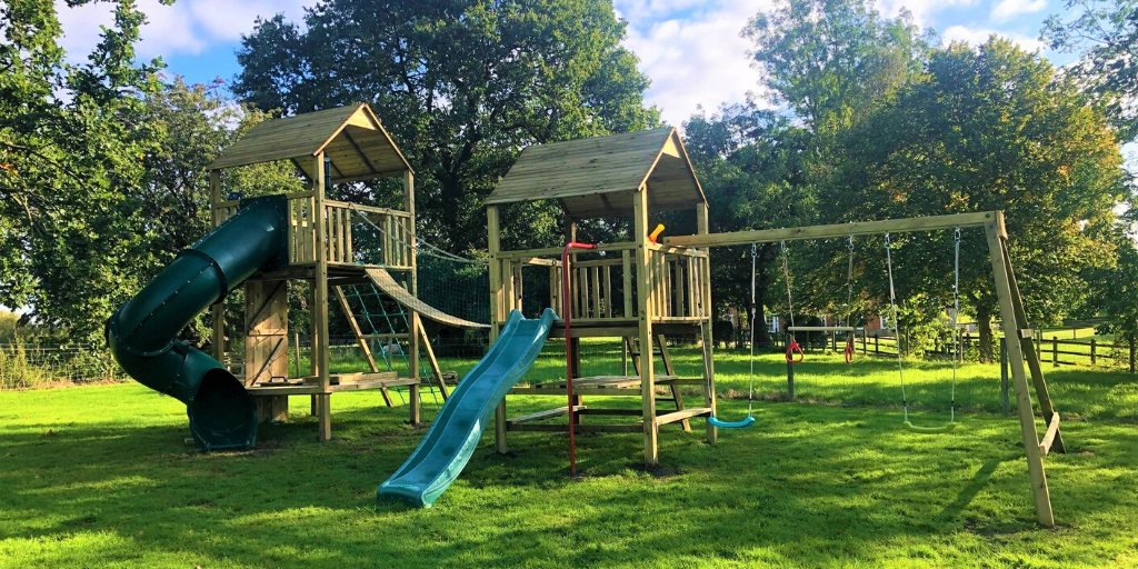 The Chicago climbing frame has a huge 2.1m high second platform, is complete with a rock wall, cargo net and rope bridge as well as enclosed tube slide for maximum fun. Shop online at niclimbingframes.com/chicago-climbi…