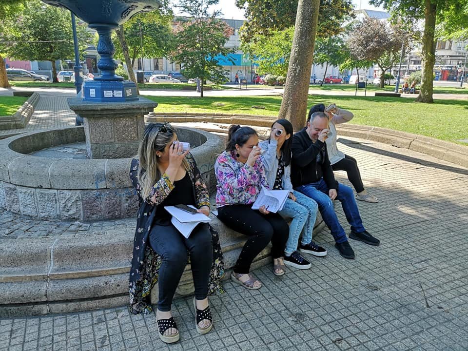 ICEC_UCSC's tweet photo. Profesores de la cohorte I del Programa ICEC de la Región de Ñuble, realizan actividad donde utilizan un observador de realidad local, en la plaza de Chillan #calidadparatodos #programaicec https://t.co/YjGHBgQUGI