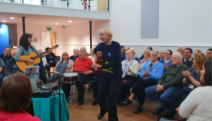 Can music improve wellbeing for people with #dementia? Our last OpenTalk of the year explored the links between music &amp; wellbeing with a festive &amp; hugely moving finale by Singing from the Brain groups from across south Wales. 🎶 

Read more:

open.ac.uk/wales/en/news/…

#Alzheimers
