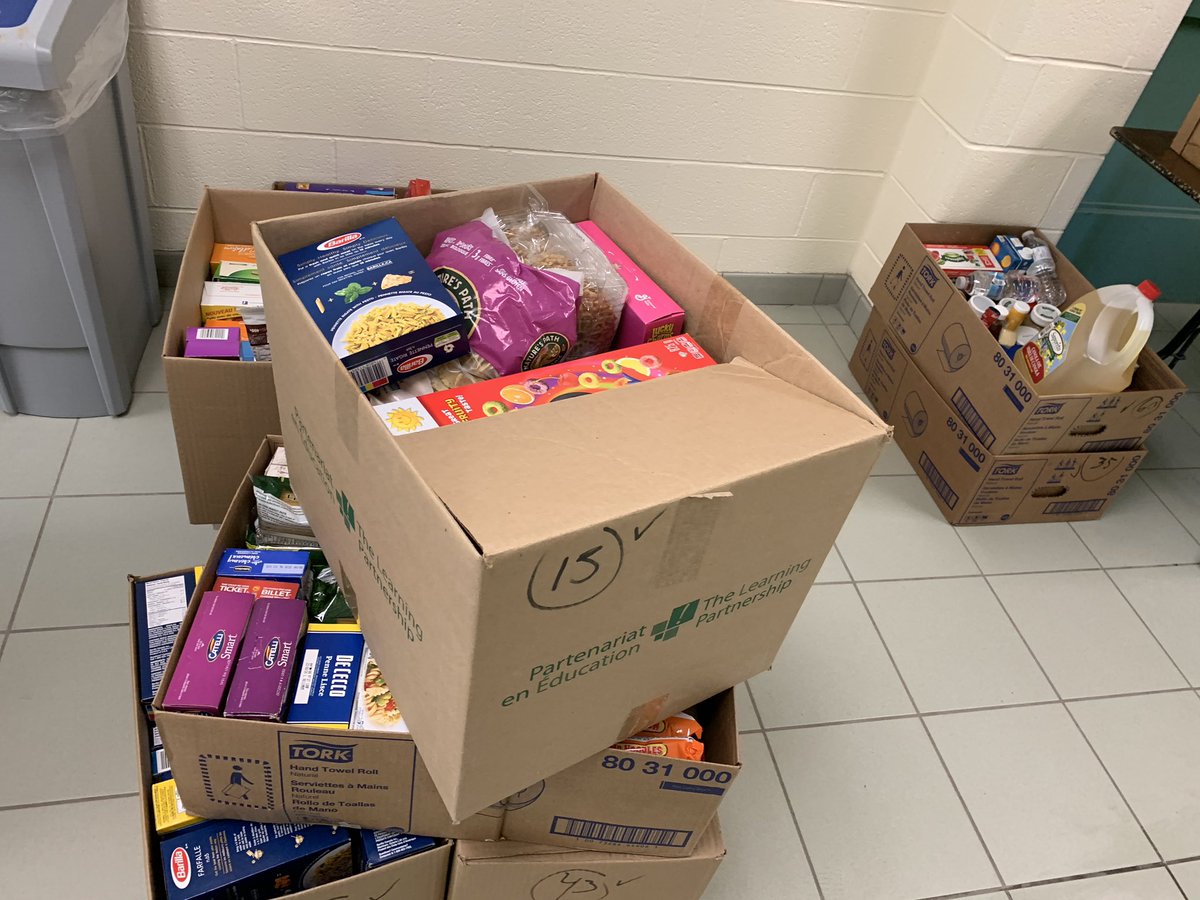 oakridgesps's tweet photo. Thanks to the generous hearts of our Oak Ridges community for the many donations to this year’s #holidayheroescampaign we have over 20 full boxes of food and hats/mittens to be picked up. Thank you @YRP for helping us to get this into the hands of those in need. https://t.co/ftaHVRoseB