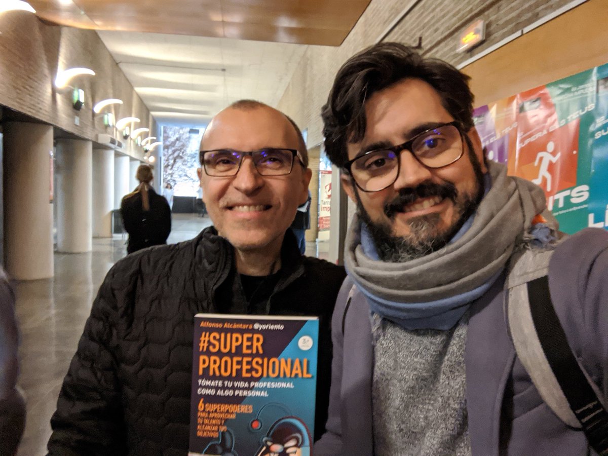 AngelCruzGonz's tweet photo. Y encima, nos llevamos un 'trocito' de @yoriento a casa... Aprendiendo en directo y 'offline'. 
Saben de aquel que diu... Cómo se sentía ese niño con zapatos nuevos? Pues ahí se explica la sonrisa de esta foto.
#hevenidoaquiahablarde_SU_libro https://t.co/1fvU2Zgy8F