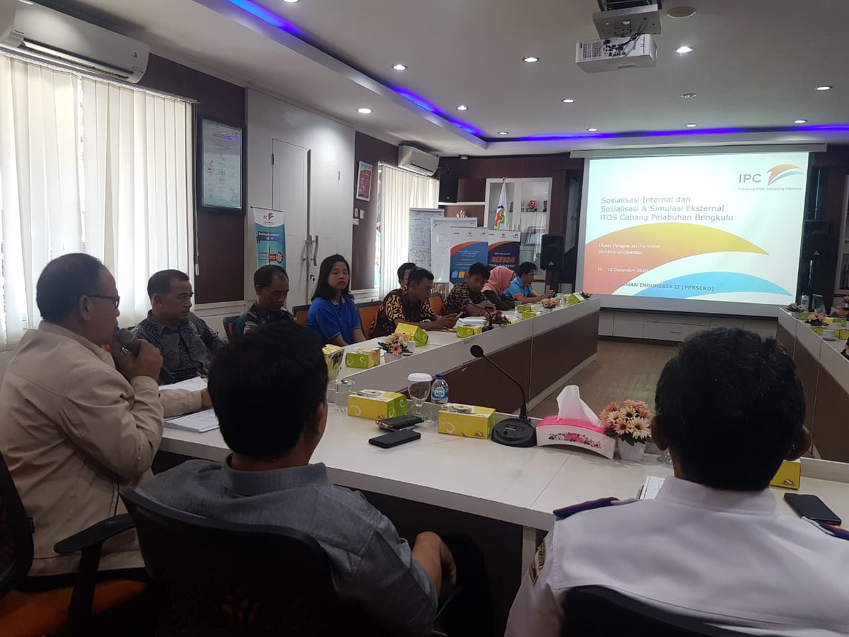 IPCBengkulu's tweet photo. Kamis (12/12) dilaksanakan sosialisasi &amp; simulasi Pola Operasi Petikemas berbasi TOS bersama KSOP dan Pengguna jasa layanan petikemas di IPC Bengkulu.

https://t.co/KR8QwtbO8I

#IPCBengkulu
#PortLover
#EraBaruPelabuhan https://t.co/0yguC4T5nS