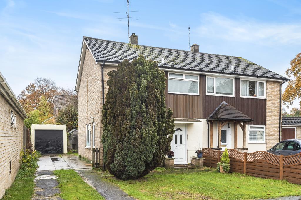 Zoopla's tweet photo. Thinking of buying or selling a home? Activity in the property market is predicted to pick up following the General Election. https://t.co/jHpOsEg3sC #Property #GeneralElection2019 https://t.co/pHU8jKZ9sF