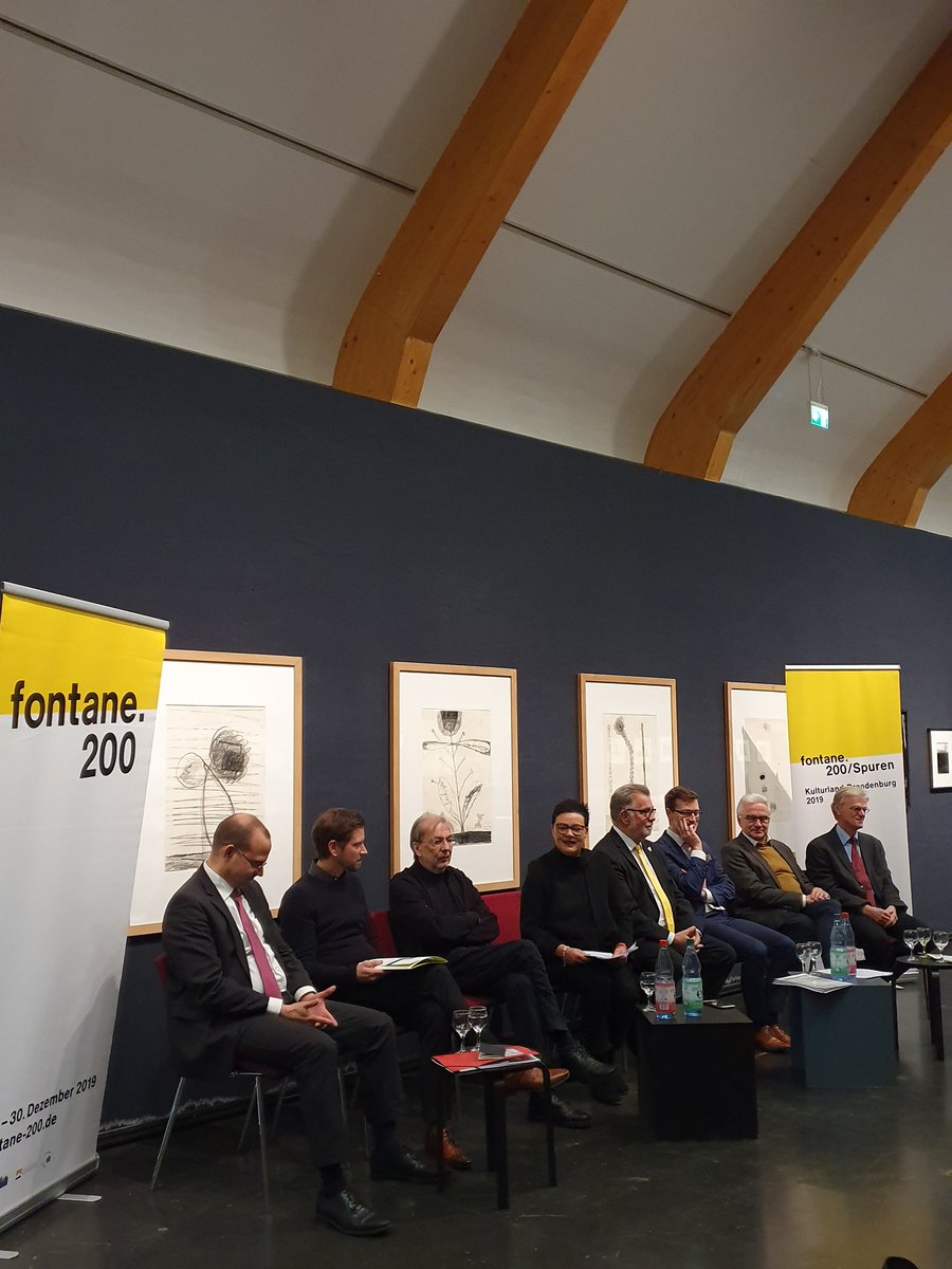 Los geht die #Pressekonferenz zu Bilanz #fontane200 mit Staatssekretär Tobias Dünow, Peer Trilcke <a href="/FontaneArchiv/">TheodorFontaneArchiv</a>, Hajo Cornel (Projektl.), Brigitte Faber-Schmidt (Projektl.), Jens-Peter Golde&amp;Mario Zetzsche <a href="/neuruppin_net/">neuruppin.net, Ihr Netzwerk in der Region</a>, Kurt Winkler (Projektl.), Roland Berbig (Fontane-Gesell)