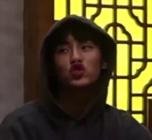 : อะไรวะไหนบอกให้แต่งตัวดีๆมาไง เดทนะเว้ย
: โห ไม่ดูตัวเองเลยนะ เสื้อกล้ามงี้ผมนี่สระมั้ยก็ไม่รู้
: คนหน้าตาดีใส่อะไรก็ดูดิปะ 
: ผมก็เหมือนกันอะ 
: จะไปอย่างนี้จริงดิ 
: พี่อายอ่อ
: เหอะ ผมน่ะอยากจะอวดคนทั้งโลกว่ามีคุณเป็นแฟน