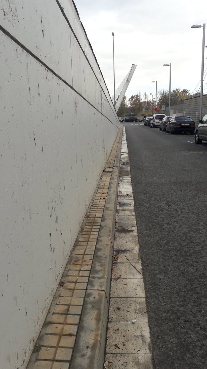 lorentegf's tweet photo. Ahir vaig descobrir la vorera més estreta de #Lleida... i qui sap si també de tota #Catalunya... per què la van fer??? #impracticable https://t.co/8BrvTqFpve