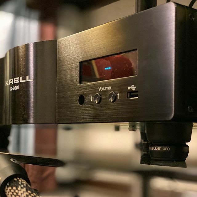 Squeeze every ounce of goodness from your electronics with Viablue UFO absorbers. Shown here with the Krell K-300i on MAL Optimum Glass Racks, Available at TriTone.

@krellav @viablue.de #malavresearch #tritoneav #tritone #audiophile #upgradeyoursound #s… ift.tt/2ruO1m3