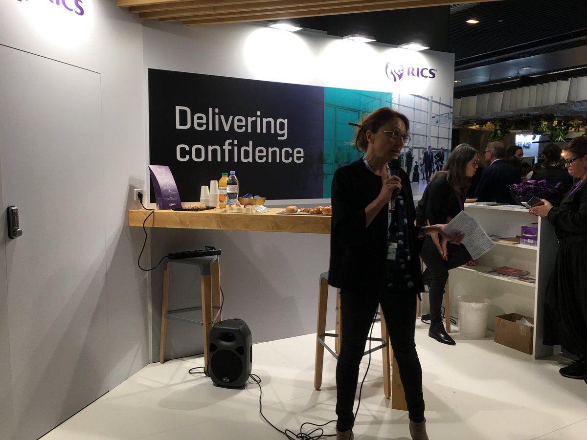 Karine Jevelot, architecte, membre fondateur de ⁦<a href="/circolab_eu/">circolab.eu</a>⁩, présente la méthodologie de réemploi des matériaux pour les maîtres d’ouvrage #SIMI2019 ⁦<a href="/RICSnews/">RICS</a>⁩