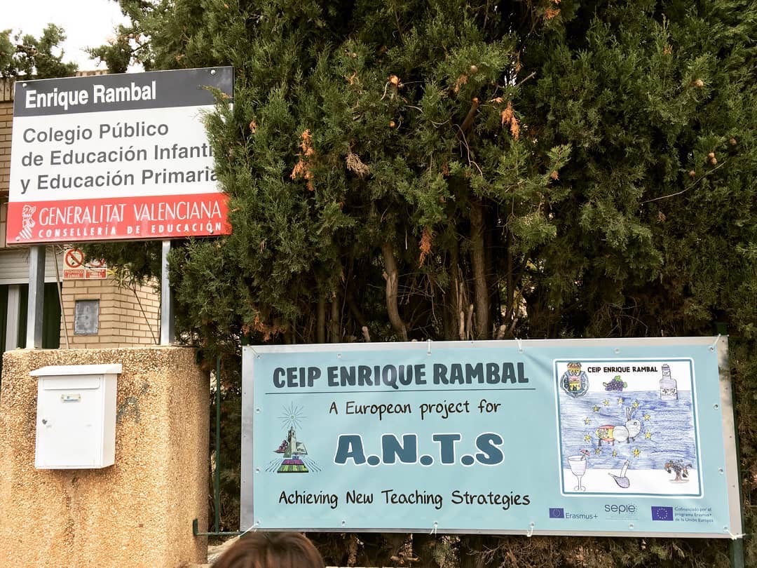 AytoDeUtiel's tweet photo. 👩‍🏫 @ceiprambalEIP se suma al proyecto #ErasmusPlus  A.N.T.S basado en  intercambio de experiencias con otros países para ampliar nuevas estrategias docentes.

🇪🇺 8 profesoras viajarán a Suecia, Italia y Finlandia 
✈️Primer destino Joensuu  para conocer sistema educativo finlandés https://t.co/uRXEvTliFV