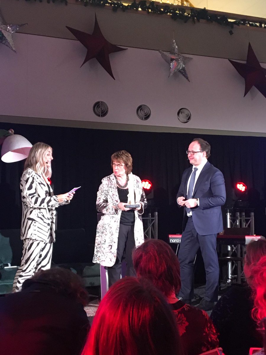 Gisteren was de uitreiking van de Joke Smit Prijs! 🏆 Mariëtte Hamer van de <a href="/SER_NL/">Sociaal-Economische Raad (SER)</a> won de oeuvreprijs en Rocky Hehakaija @Rockende won de aanmoedigingsprijs! 👏👏🥳 Van harte gefeliciteerd aan de winnaars!