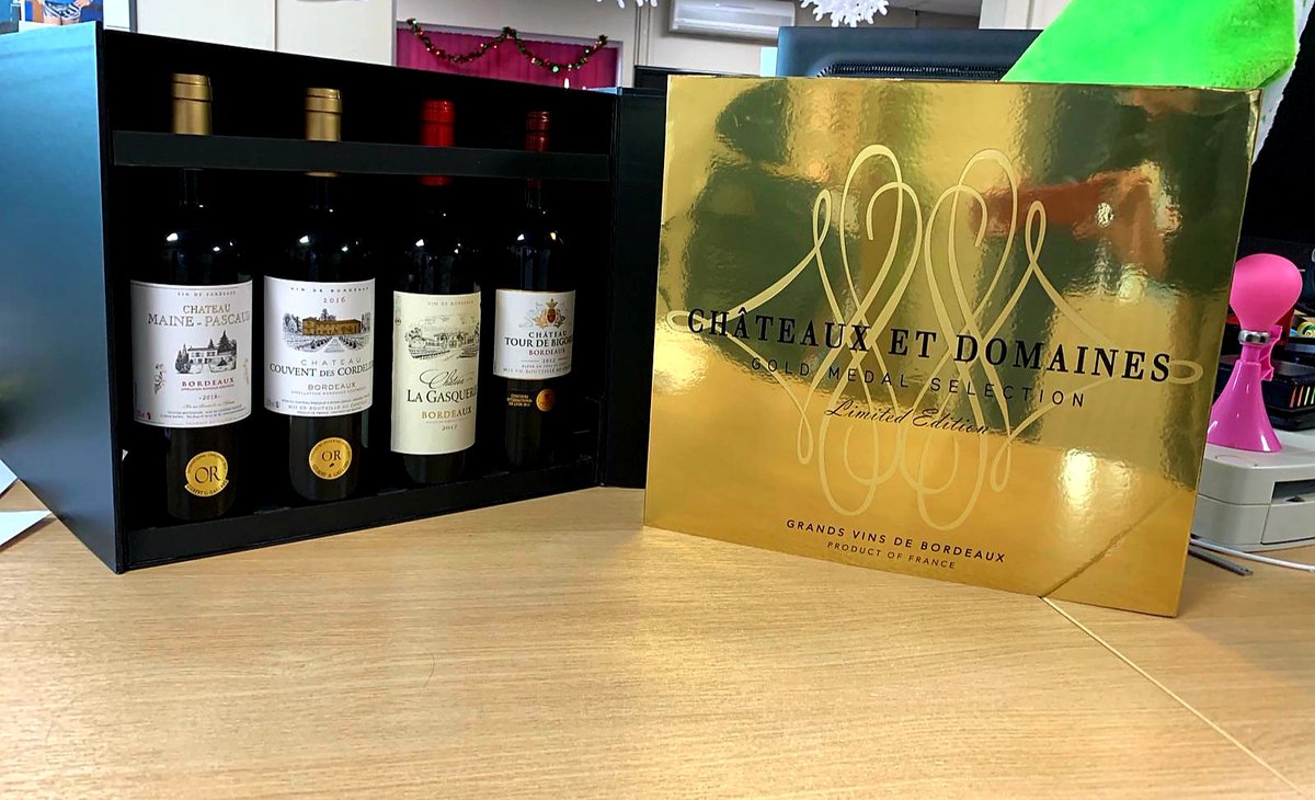 samp_clever's tweet photo. These will be going down a treat with @steves_clever and the rest of the team over Christmas, big thanks to @Roma_Finance. Happy Christmas All! 🎅💫 @scottM_Roma https://t.co/zEXOSZXRcx