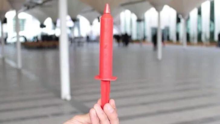 Çocukların tükettiği bir ürünü bu şekilde düşünmeden, farklı risk senaryolarını dikkate almadan, kısa zamanda kar etme duygusu ile Ür-Ge disiplinini devre dışı bırakıp geliştirirseniz sonuç bu. Bir haftada İKİ ÇOCUK hayatını kaybetti ŞIRINGALI ÇİKOLATA yüzünden.