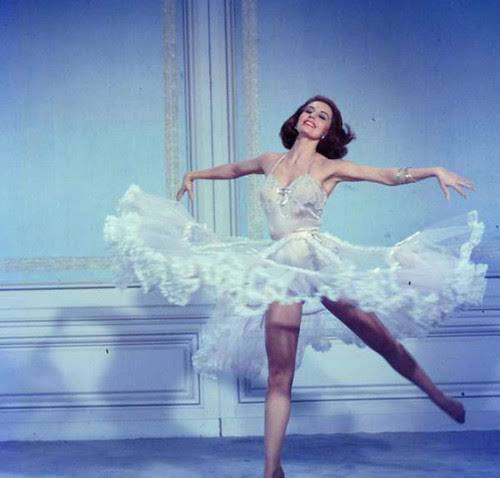 𝚑𝚘𝚕𝚕𝚢 絹の靴下 1957 のシド チャリシー様 美しすぎません 美脚には500万ドルの保険が掛けられ さらには脚がギネスブックにも取り上げられている人 本業はダンサーで アステア曰く彼女は 美しいダイナマイト だそう 𝚑𝚘𝚕𝚕𝚢 絹の靴下 1957 のシド チャリシー様 美しすぎません 美脚には500万ドルの保険が掛けられ さらには脚がギネスブックにも取り上げられている人 本業はダンサーで アステア曰く彼女は 美しいダイナマイト だそう