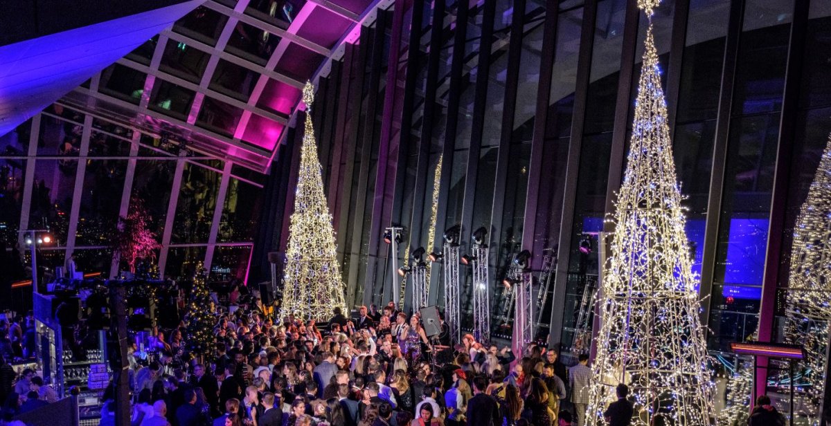 We have very limited tables left for NYE celebrations. Experience our luxury 6 course tasting menu with Champagne, before heading down to the gardens to join the Great Gatsby themed party in the sky. Tickets: designmynight.com/london/whats-o…