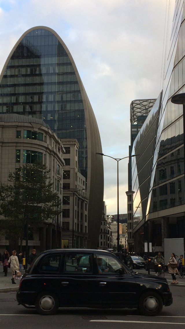 Our Product Development Coordinator Tony took this symmetrical scene capturing pedestrians, cyclists and traffic flow and transport near the #CanofHam with the hustle and bustle of the city at rush hour with the wheels in motion of a #London #BlackCab <a href="/70StMaryAxe/">70 St Mary Axe</a> #CityLife 📸