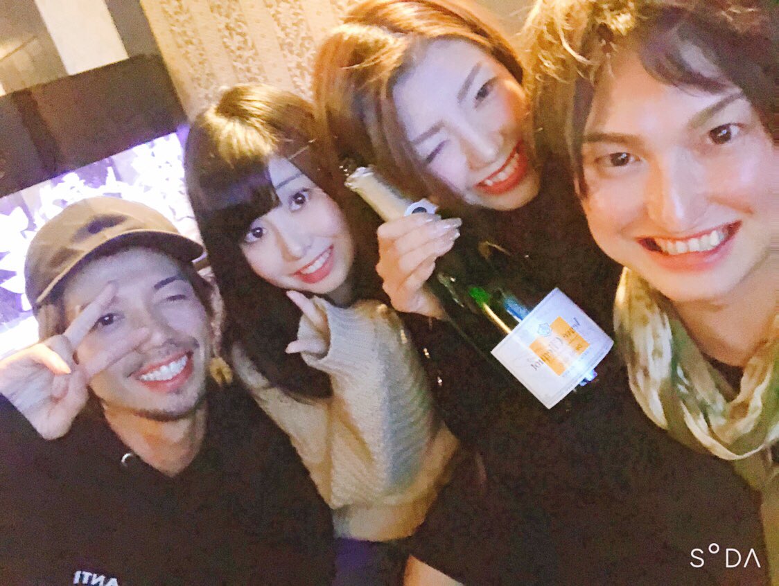 GOODTRIP0707's tweet photo. 今夜は【タモリ】と木曜から夜更かし☆

まだ載せれて無かった11月のお祝い🥂
まりなおめでとう㊗️お祝い出来て良かった☆
区役所通りのクラゲのチナツも後祝いだけど今年もお祝い出来て良かった☆おめでとう㊗️
全然関係無いけどユースケなんとなくありがとう😊笑
今夜は私、オープンラストでおります♪ https://t.co/DN3r72GrNz