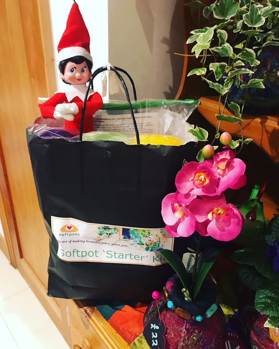 Betty has found the perfect Xmas gift for her crafty friend! So much to look at here in our antique centre. #antiques #crafts #art #vintageclothes