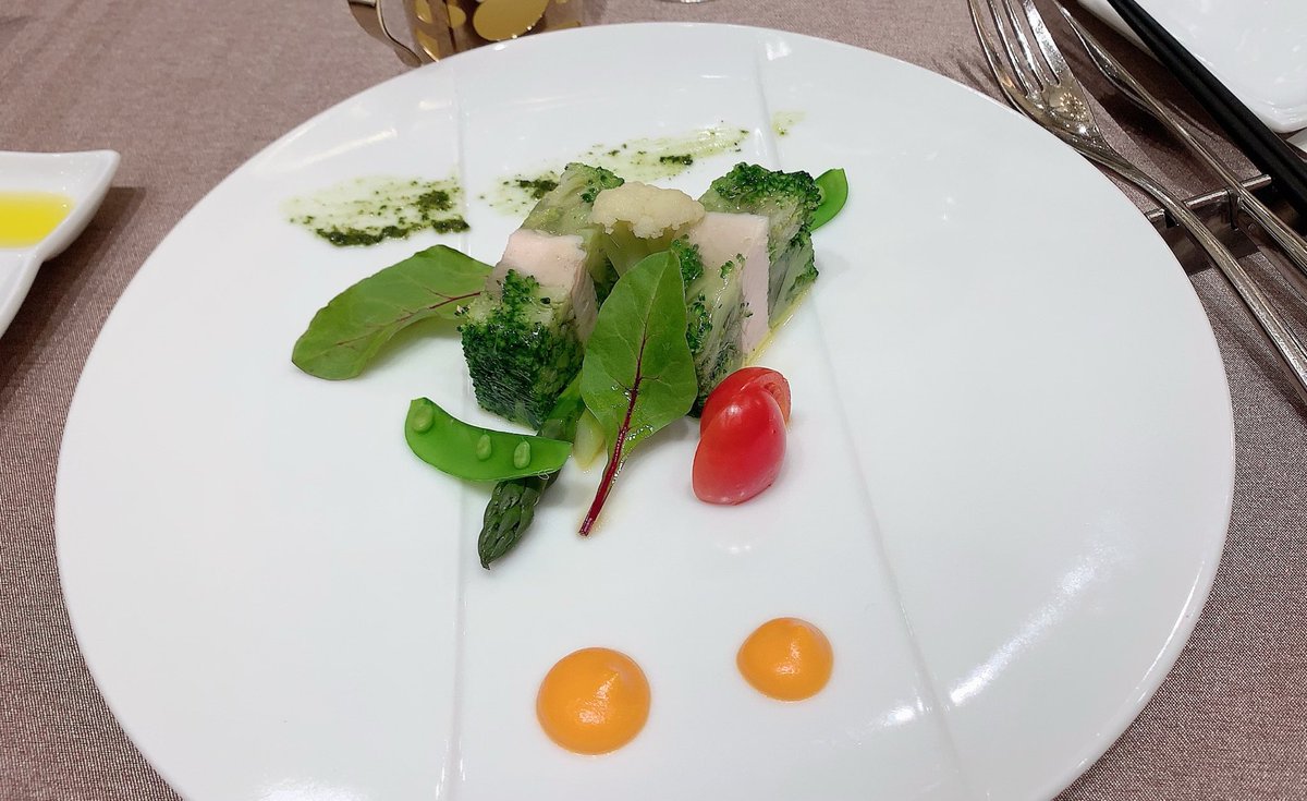 コミケ作業の間に美味しいものを食べに来ている😂💕 