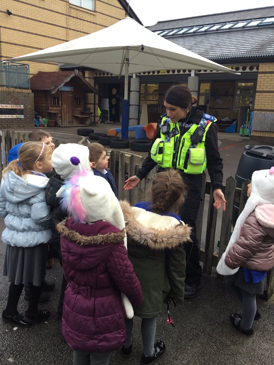 stjosephskly's tweet photo. A lovely surprise in Reception today when PCSO Sam Booth came to visit. She told us all about how the police can help us as well as arresting bad people. She promises to come back in the new year and teach us some more new things about the police. @WYP_Keighley #elder #hazel https://t.co/SpvFdWWlvh
