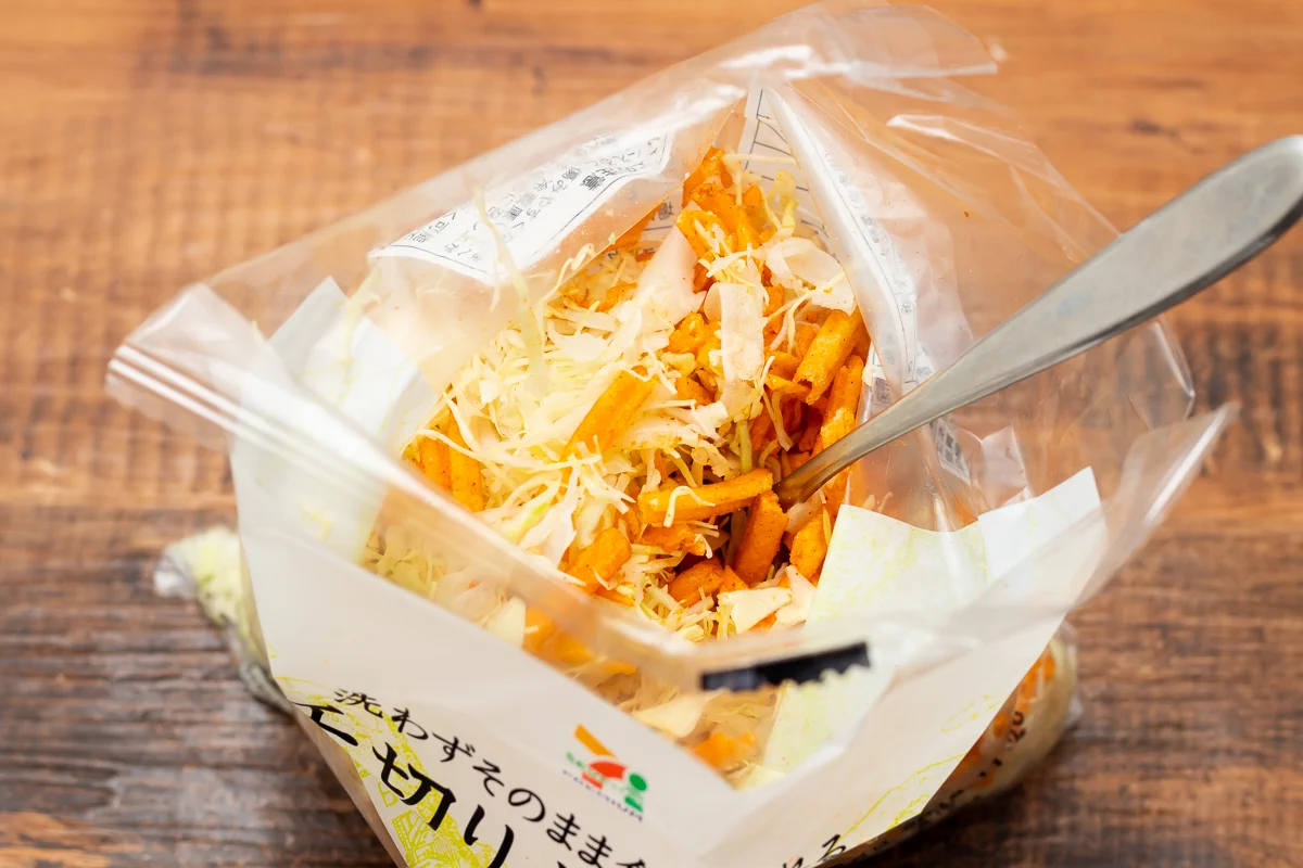 皿なんかいらねぇ。サクサク食感がキャベツにめっちゃ合う!スナック菓子と千切りキャベツを混ぜるだけ！