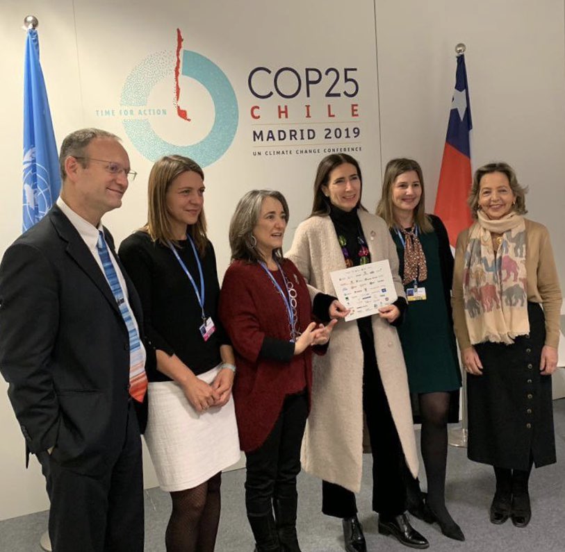 Marina Hermosilla (@mhermosillad) on Twitter photo At <a href="/COP25/">Armelle Poiraud</a> on behalf of +40 companies we deliver a Public Statement to Minister <a href="/CarolaSchmidtZ/">Carolina Schmidt</a>: we support 🇨🇱 climate policy, and a proposed new NDC, and we encourage negotiators to reach Art 6 agreements to reduce costs for society transition to low C economy. At <a href="/COP25/">Armelle Poiraud</a> on behalf of +40 companies we deliver a Public Statement to Minister <a href="/CarolaSchmidtZ/">Carolina Schmidt</a>: we support 🇨🇱 climate policy, and a proposed new NDC, and we encourage negotiators to reach Art 6 agreements to reduce costs for society transition to low C economy.