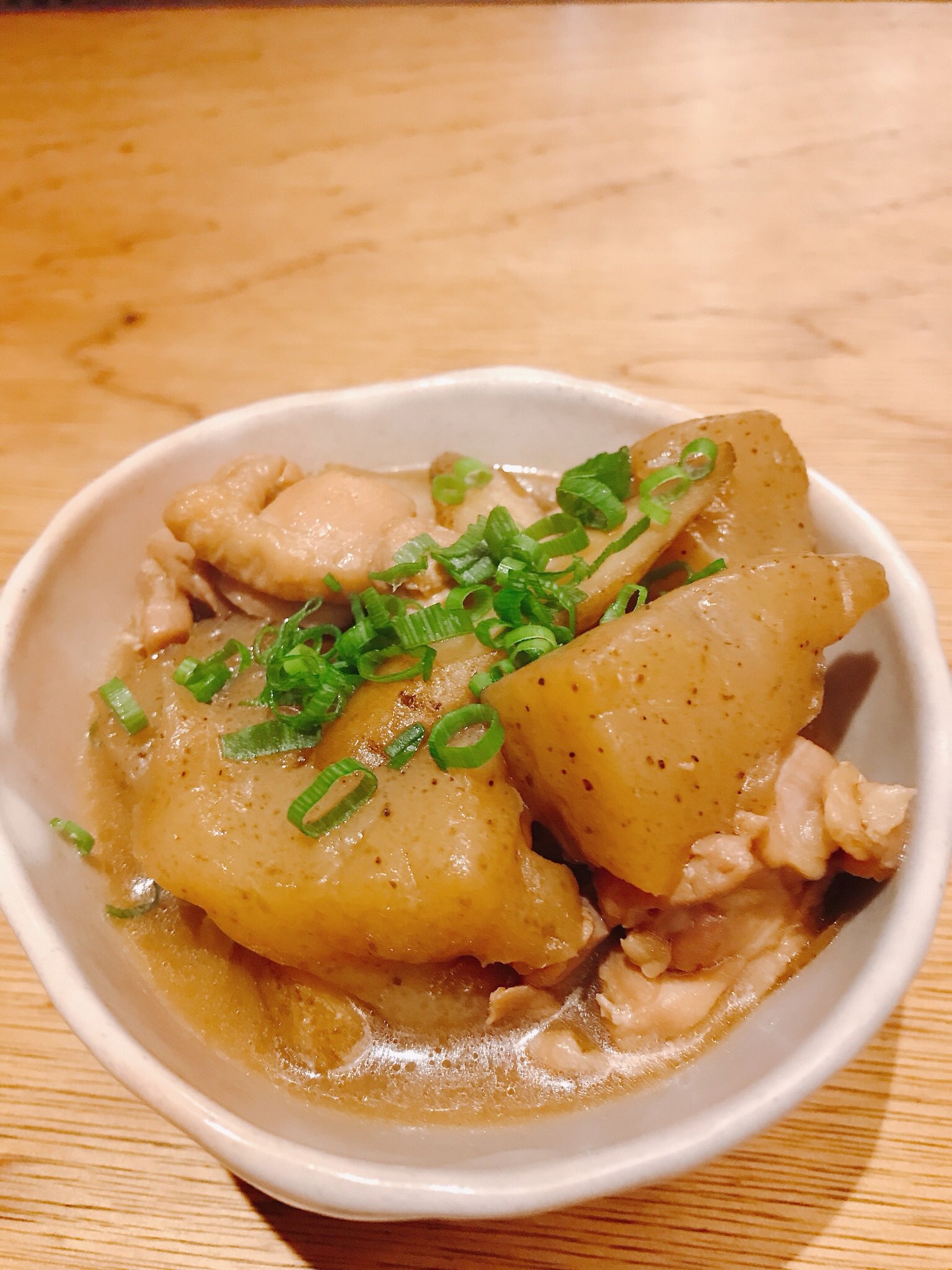 Bar ハハハ 八王子 ハハハ八王子 12月12日 木 本日のオススメは とりごぼこん 鶏とごぼうとこんにゃくの煮物です こんにゃくは八王子のなかの屋さんの なべっここんにゃく 煮込んでも固くならないこんにゃく めちゃくちゃ美味しいから食べに