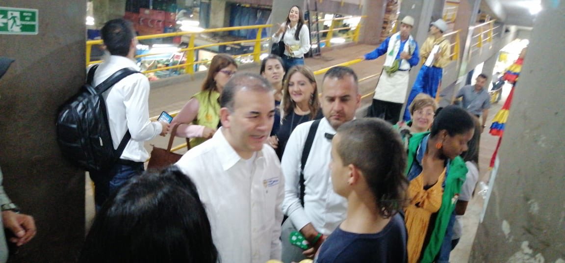 MintrabajoCol's tweet photo. #TrabajarNoEsTareaDeNiños | Viceministro Carlos Alberto @Baena Lopez, a esta hora en la Plaza de Mercado de Pereira, invita a los comerciantes para prevenir el trabajo infantil. https://t.co/fcAW7tAfMU