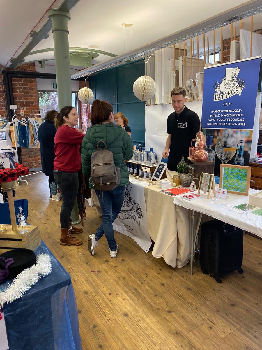 HattersGin's tweet image. Last Saturday had a great day chatting to Stopfordians about Hatters Gin and offering tasters hosted by @ArcStockport. Thanks to @hb_printing for their fast turnaround in providing the banner too! Top quality service! #shorttable