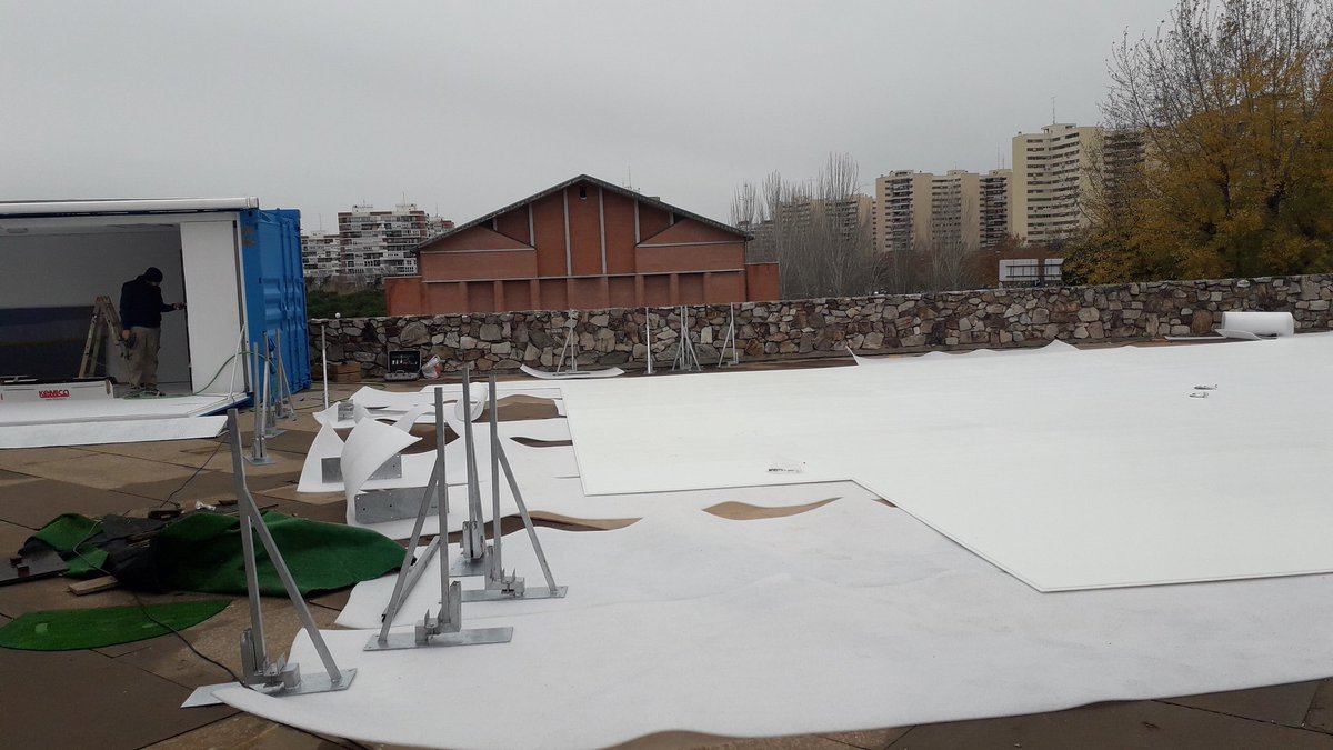 Al final tendremos pista de patinaje sobre hielo estas navidades en el Barrio del Pilar. 
Construyendo pista en <a href="/LaVaguada/">La Vaguada</a>