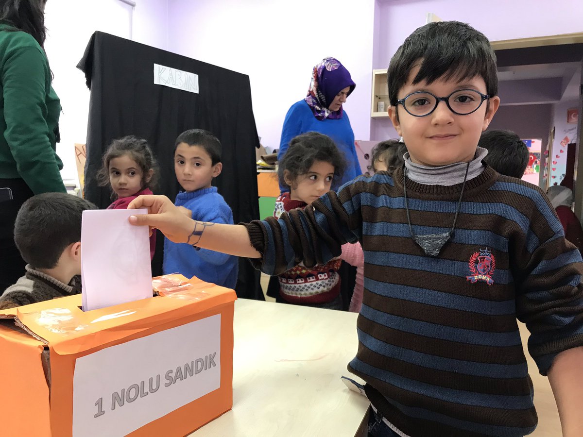 İnsan hakları ve demokrasi haftasını oy kullanarak kutladık. Çocuklar hangi çizgi filmin izleneceğine demokratik bir şekilde oy kullanarak karar verdi. <a href="/Korkmazemin49/">Mehmet Emin KORKMAZ</a> <a href="/Metin_Aygun_/">Metin Aygün</a> <a href="/bitlismem/">Bitlis İl MEM</a> <a href="/nedim_yoldass/">Nedim YOLDAŞ</a>