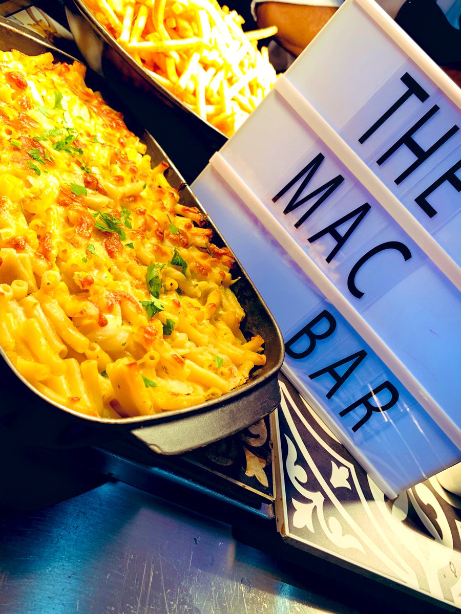 Healthfoodjade's tweet photo. The Mac bar featuring gooey mac βnβ cheese, create your own toppings, lip smacking garlic bruschetta and truffle and Parmesan fries... yes you heard right ππππ perfect for the day after a Xmas party!!! @SamHemlin #londonstorey #macncheese #comfort #carbs #london https://t.co/lOeDOiILi2