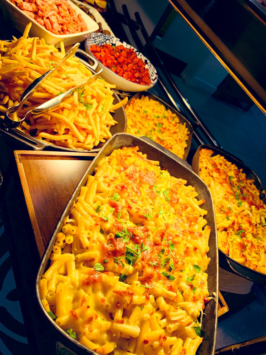Healthfoodjade's tweet photo. The Mac bar featuring gooey mac βnβ cheese, create your own toppings, lip smacking garlic bruschetta and truffle and Parmesan fries... yes you heard right ππππ perfect for the day after a Xmas party!!! @SamHemlin #londonstorey #macncheese #comfort #carbs #london https://t.co/lOeDOiILi2