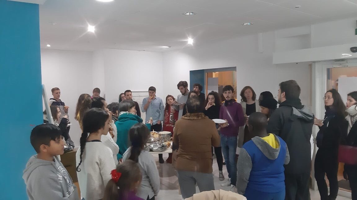 carreragancho's tweet photo. Las meriendas en 'El Pajarcico' son como las gentes que viven en el entorno Pignatelli: multiculturales. Una cita en la que conocer, disfrutar y compartir historias, comida y, sobre todo, sonrisas. https://t.co/4iDjA59Emh