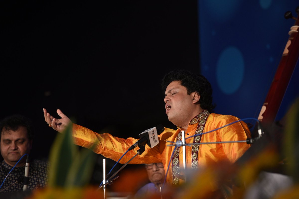 AmitRuke42's tweet photo. ६७ वा सवाई गंधर्व भीमसेन महोत्सवाच्या दुसरा दिवसाची सुरुवात संदीप भट्टाचारजी यांच्या गायनाने.
@mataonline @Matapune @ShreedharLoniMT @ParagKMT @MTjitendra #savai #music https://t.co/LPDtmuNUtb