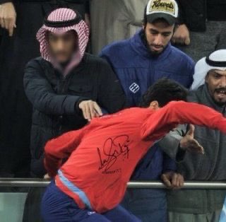 AhmedMAlMutairi's tweet photo. لا تنه عن خلقٍ وتأتي بمثله ..
عارٌ عليك إذا فعلت عظيم ..

#طراق_المقبرة عيب وغلط ١٠٠٪ ..
فلا المكان ولا الحدث يسمح بهالأمر ..

لكن هل الممارسات اللي بهالصور صح؟!!
وإلا يحق "لهم" ما لا يحق لغيرهم؟!

#طراق https://t.co/xWqHv7Pa8c
