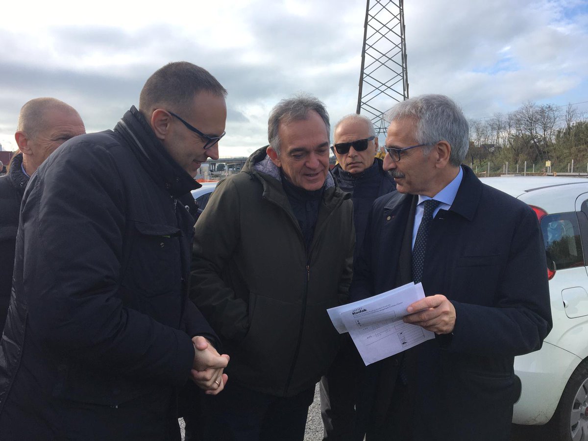 rossipresidente's tweet photo. Qui siamo sul cantiere dello #scavalco ferroviario, che collegherà #porto di #Livorno e @InterportoV, bypassando la Genova-Roma. Sono in corso i lavori propedeutici. È un’opera da 27 mln (20,2 da @regionetoscana, 4.3 da #RFI, 2.5 da @Mitgov) che sarà in esercizio a giugno 2022 https://t.co/fbaOU35oA1
