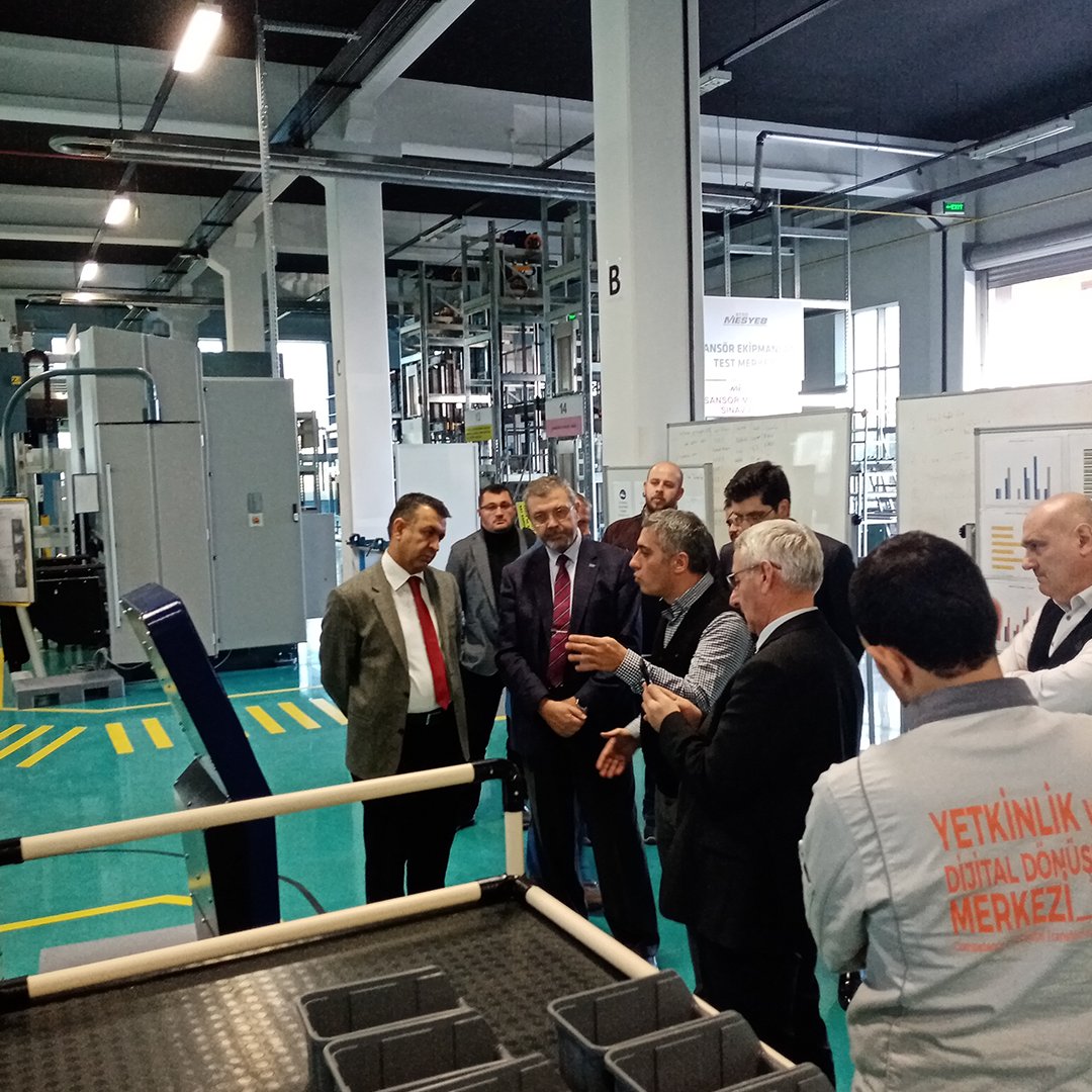 SAHA İSTANBUL'dan(Savunma, Havacılık ve Uzay Kümelenmesi Derneği) İlhami Keleş ve beraberinde ki heyet, Bursa Model Fabrika'nın üretim sahasının dijitalleşmesini sağlayan MES sistemimiz trexDCAS'ı yerinde incelediler. #trexDCAS #Industry40 #BursaModelFabrika #DigitalTranformation