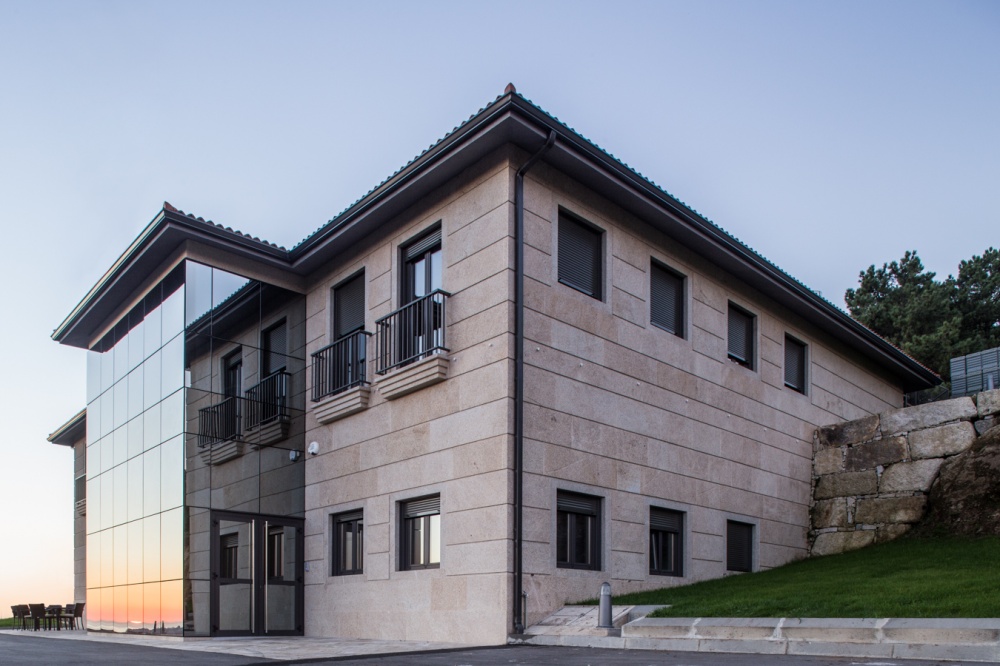 Hoy en el blog os presentamos <a href="/ATTISbyv/">ATTIS bodega y viñedos</a> El respeto por su entorno y por las variedades autóctonas son los signos de identidad de esta bodega gallega, familiar y amparada por la <a href="/Rias_Baixas/">D.O. Rías Baixas</a> 
👉aribau.es/autenticos-art…
#winelovers