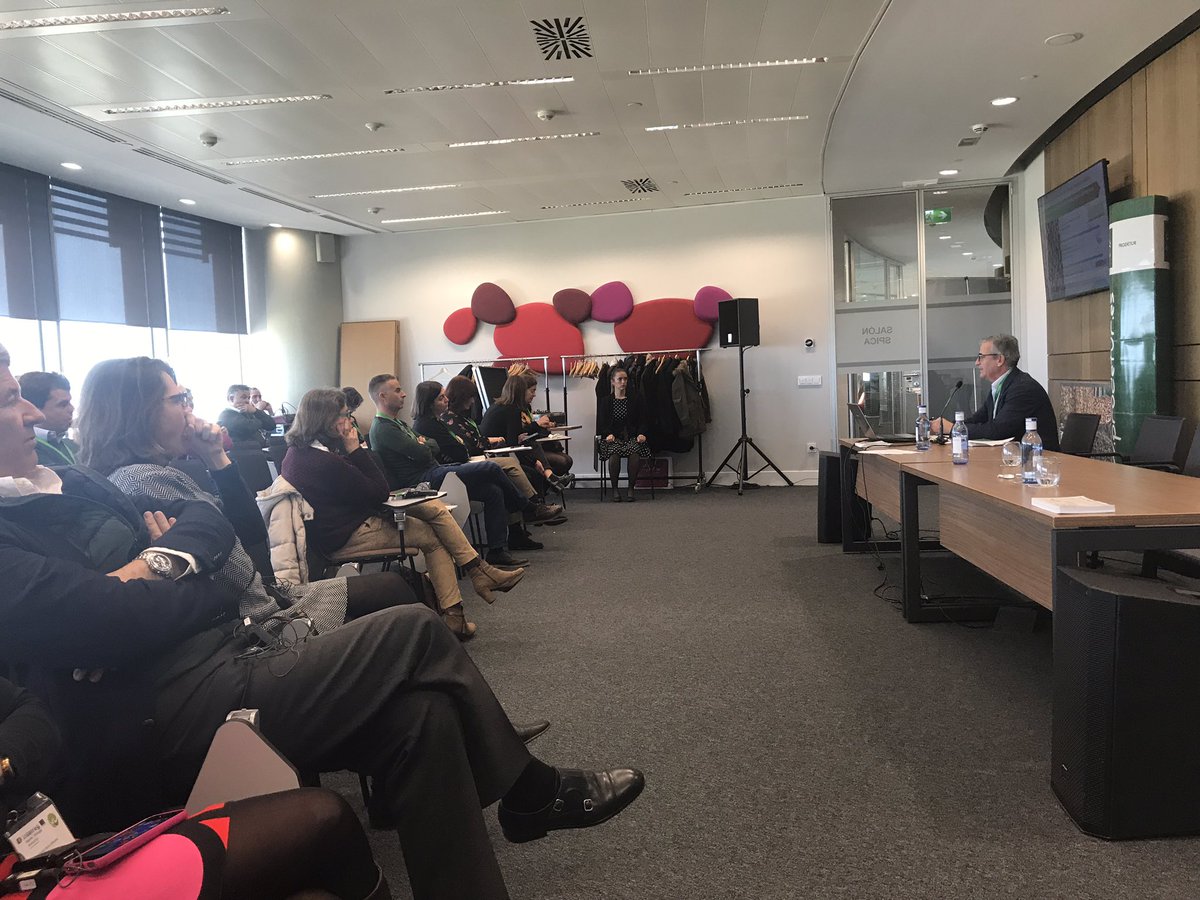 Biomasstep's tweet photo. Juan Lobo, de @EnergiaAnd, explica la importancia que tiene la #biomasa en #Andalucía, no solo por la #sostenibilidad, también por su gran capacidad de generación de #empleo. Se explican ahora las ayudas de la @AndaluciaJunta para el fomento de la #biomasa y otras #renovables. https://t.co/GpKYuBc2uO