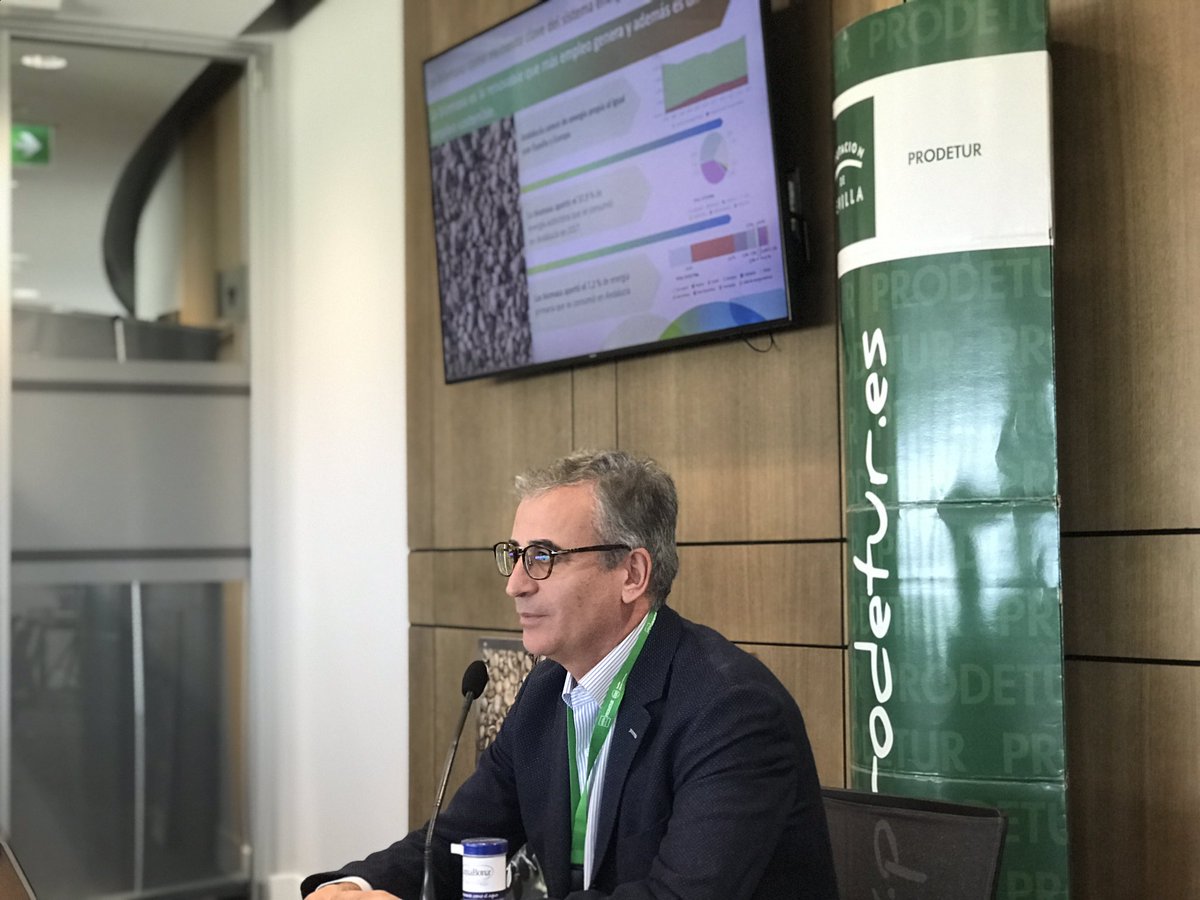 Biomasstep's tweet photo. Juan Lobo, de @EnergiaAnd, explica la importancia que tiene la #biomasa en #Andalucía, no solo por la #sostenibilidad, también por su gran capacidad de generación de #empleo. Se explican ahora las ayudas de la @AndaluciaJunta para el fomento de la #biomasa y otras #renovables. https://t.co/GpKYuBc2uO
