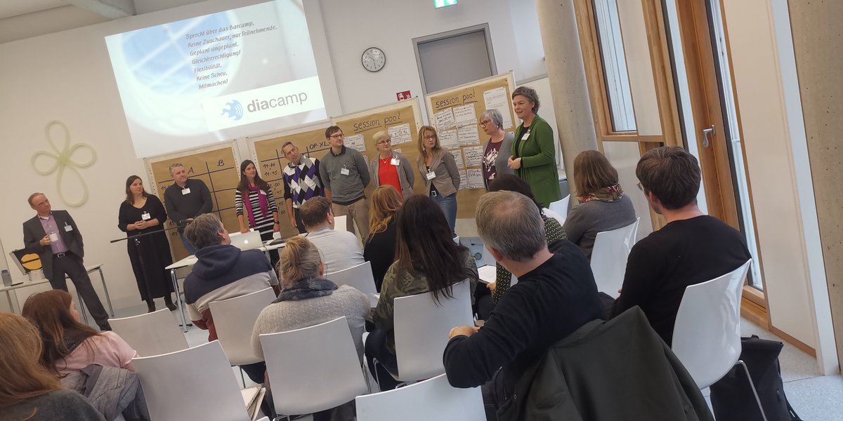 b_f_soz_inn's tweet photo. Blick in die #SessionRunde beim #DiaCamp - gerade erklärt Eva Erlen vom Diakonie Institut der @Diakonie_DDorf, was das Institut zum Thema #eLearning für Fachkräfte in #Pflege und #SozialeArbeit plant. #BarCamp #DigitaleSoA https://t.co/lAQlhYHNiw