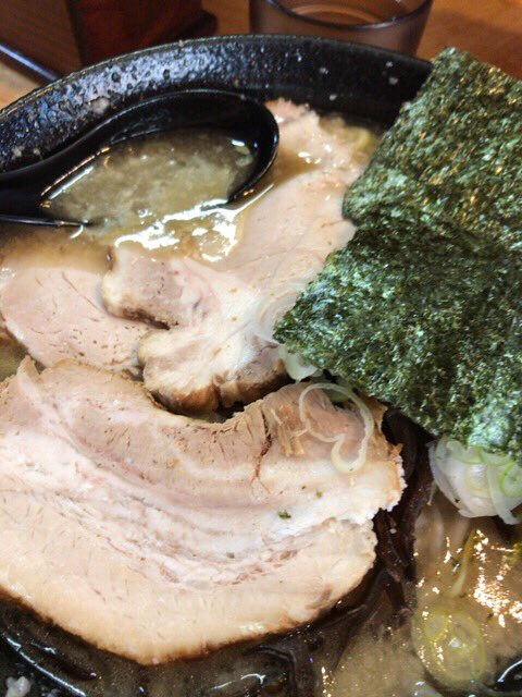 tomyx21's tweet photo. 寒い日に食べたいもの…パワー軒の塩豚骨ラーメン!#tachikawa #powerken #多摩地域最強の塩豚骨 https://t.co/6b2lsK018e