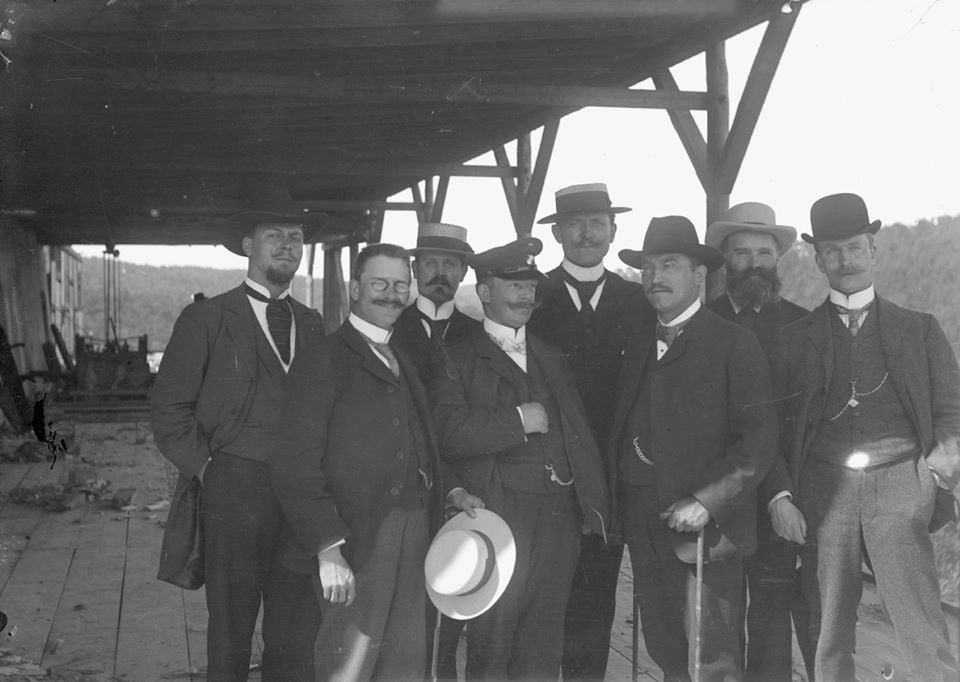 Ruhrverband1913's tweet photo. #ThrowBackThursday – #TBT Damals im "Wilden Westen". Nee, einfach nur ein Gruppenbild, das während des Baus der #Ennepetalsperre, die nach Entwürfen von Prof. Otto #Intze erbaut wude, entstanden ist. #Intzeprinzip https://t.co/2LvFWQ1oEq