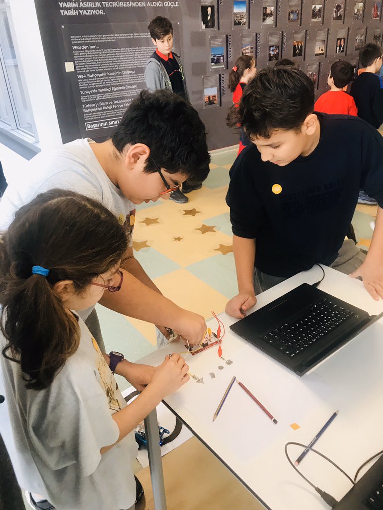 izmirbahcesehir's tweet image. Bilgisayar Bilimleri Eğitim Haftası ve Hour of Code Etkinlikleri kapsamında, ortaokul Robotik Kulübümüz öğle arası boyunca Hour of Code Standı’na gelen öğretmen ve öğrencilerimizle robotik ve kodlama etkinlikleri gerçekleştirdi #hourofcode #bahçeşehirkodluyor #bkcoding #coding