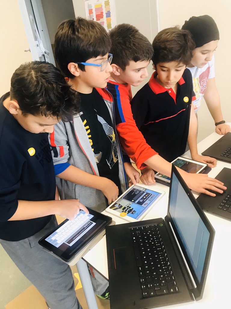 izmirbahcesehir's tweet image. Bilgisayar Bilimleri Eğitim Haftası ve Hour of Code Etkinlikleri kapsamında, ortaokul Robotik Kulübümüz öğle arası boyunca Hour of Code Standı’na gelen öğretmen ve öğrencilerimizle robotik ve kodlama etkinlikleri gerçekleştirdi #hourofcode #bahçeşehirkodluyor #bkcoding #coding